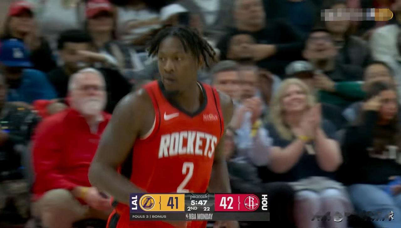 火箭大将芬尼-史密斯真是太让人惊喜了！在今天火箭主场迎战湖人的比赛中，目前两队的