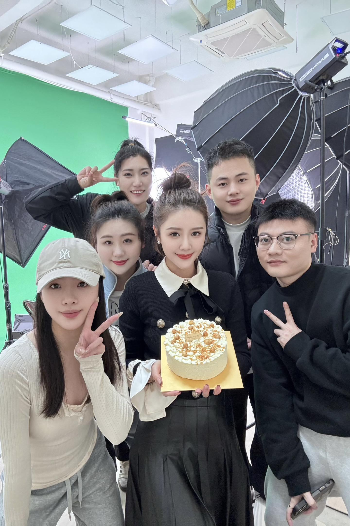 祝我的姐妹们元旦快乐，假期愉快🎊。元旦休息一天不要跑空啦，优秀自律的...