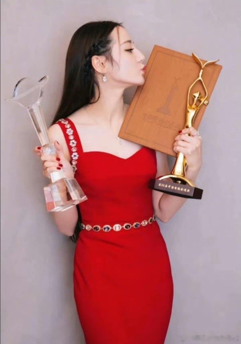 迪丽热巴《利剑玫瑰》《枭起青壤》都上榜，这次有机会获得金鹰奖吗？18年的遗憾这次