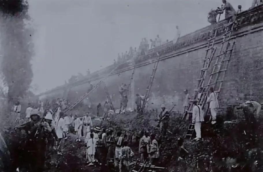 1901年，北京。大清“带路党”架梯子帮“八国联军”攻城。
此时，皇城内慈禧早已