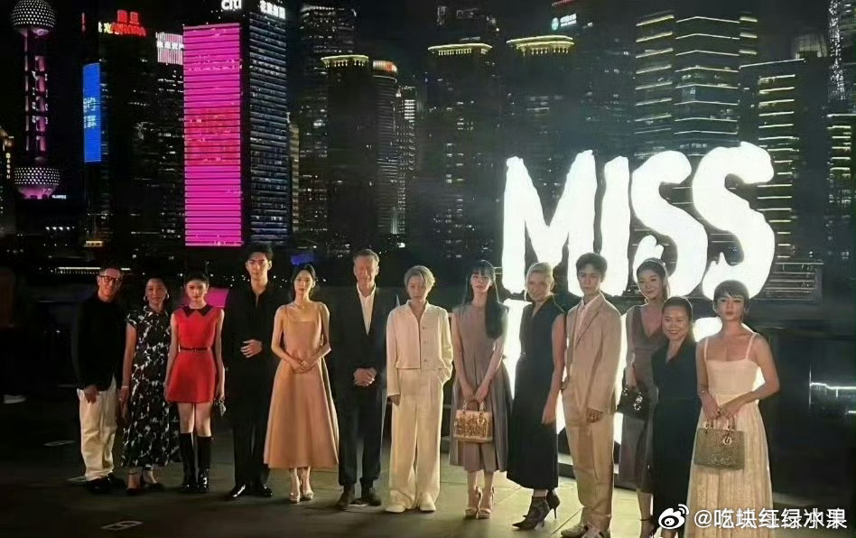Dior活动 网友就刘雨昕 还是迪丽热巴谁是c位吵起来了 你觉得谁才是 ​​​