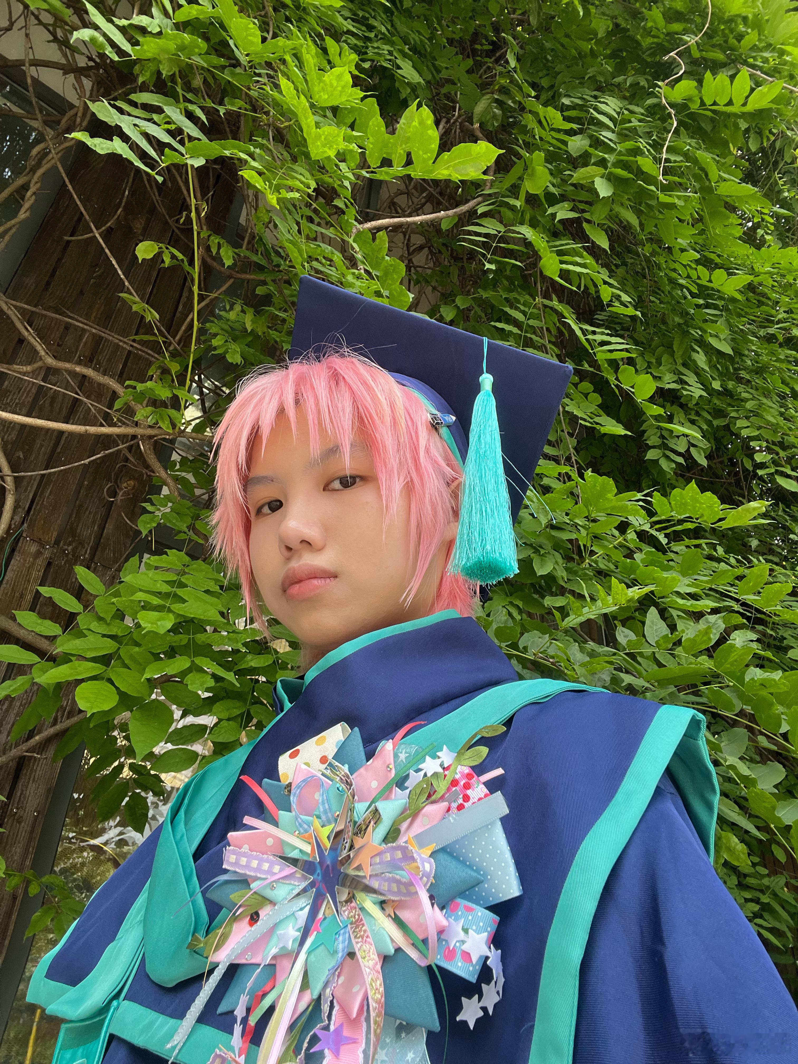 我正在拍摄毕业胸花宣传片。 