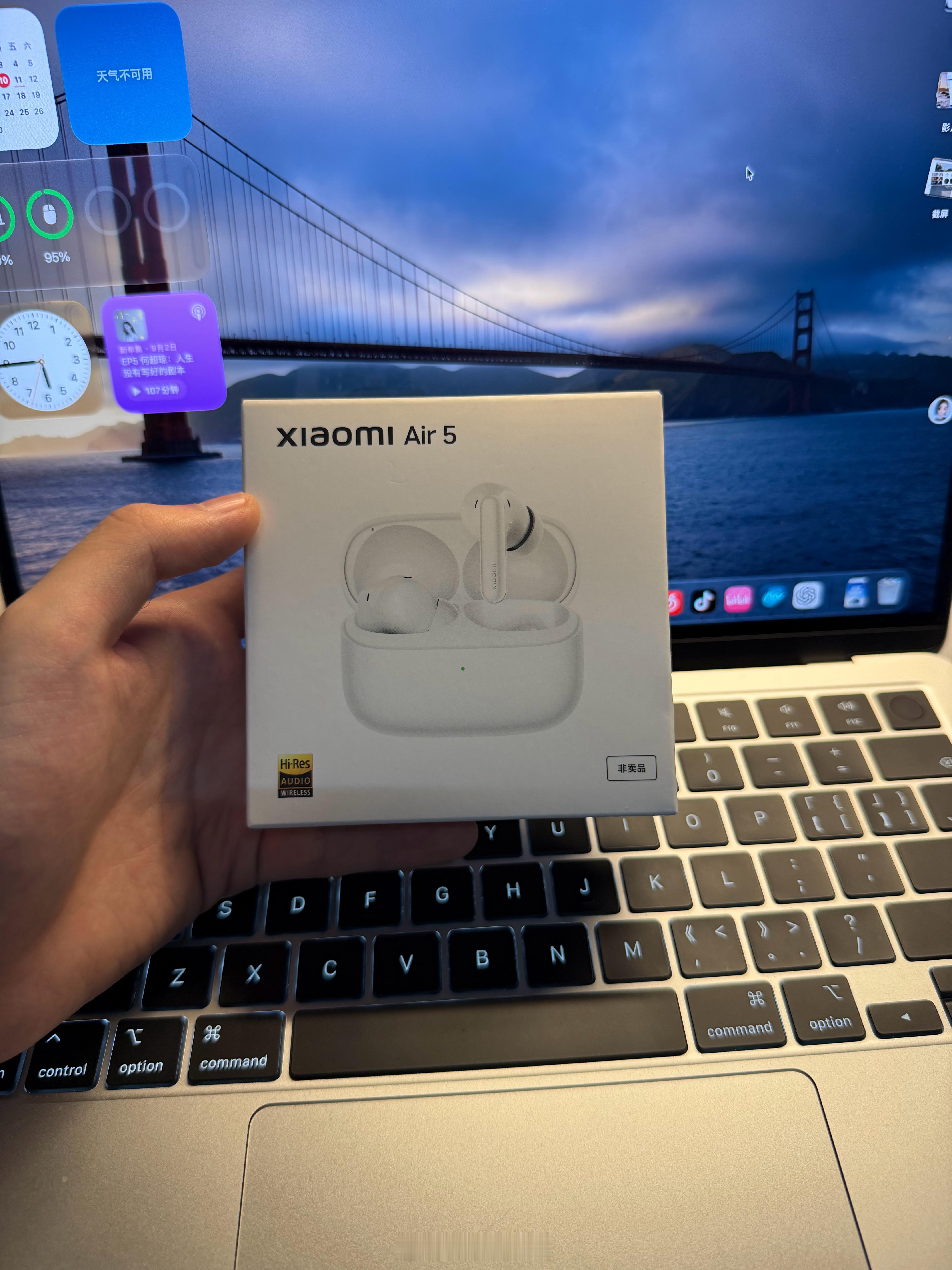 小米18Fold这次线下的礼品还是相当不错，其中包含一个小米Air5蓝牙耳机。但