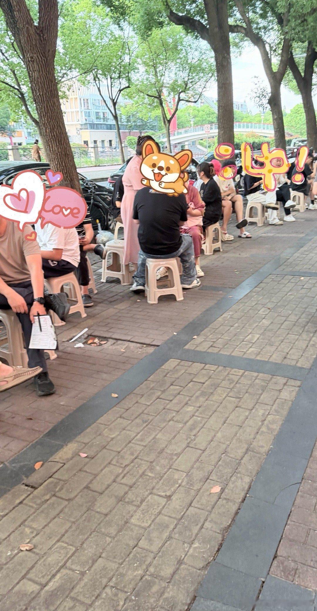 据说这家鸡公煲超级好吃，我排了一个小时队吃上了。