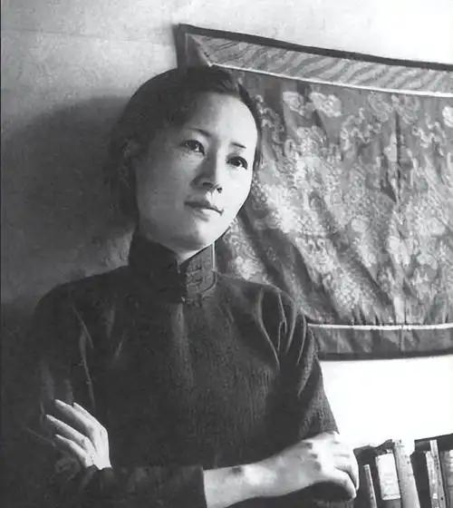 1955年，八宝山一个女人下葬那天来了很多人。
她的丈夫梁思成，中国现代建筑学之