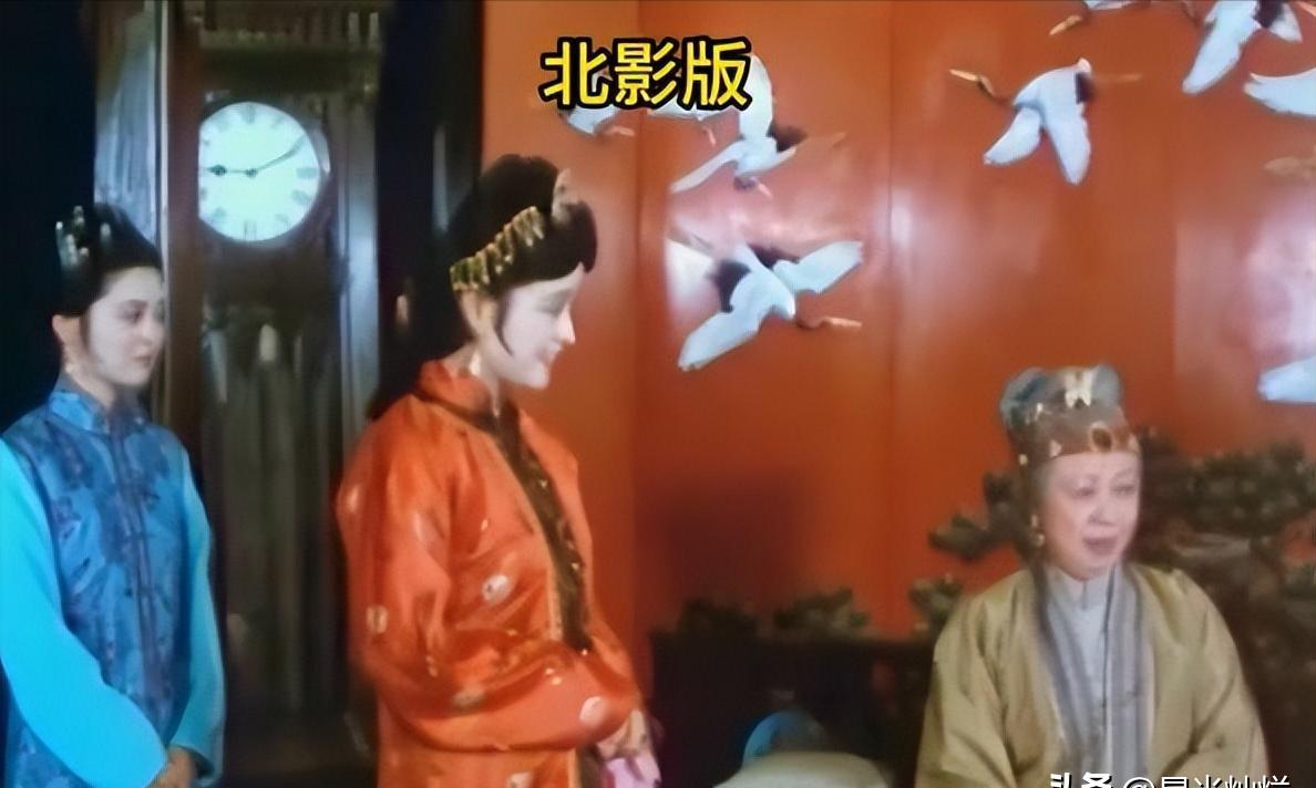 她拍桌子时没发火，但整个荣庆堂的气温骤降三度。
你记得那个画面吗？
李婷老师演的