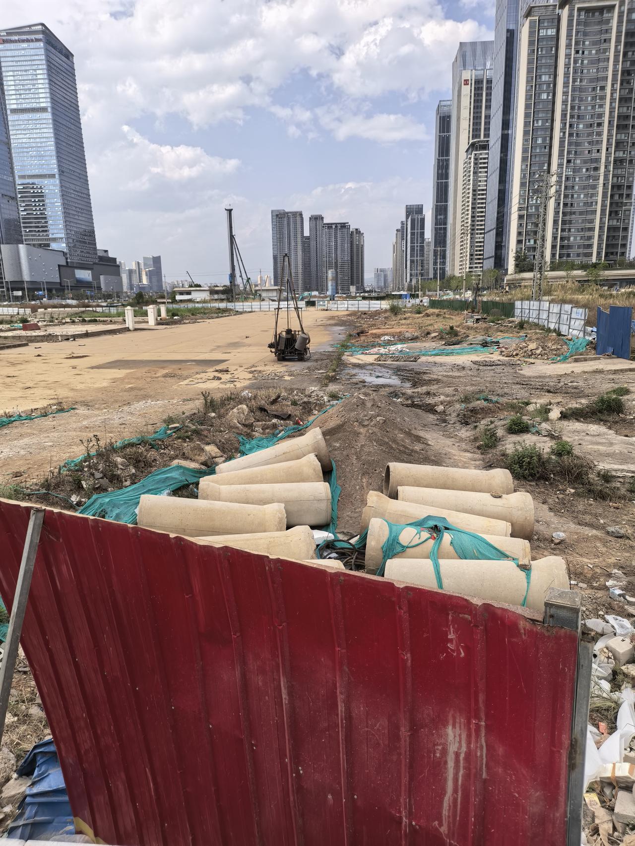 巫家坝世茂广场这个烂尾项目后面的地块是云锦东方的地块吧！一直荒废着，看来建住宅楼