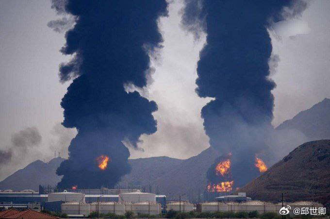 由於伊朗無人機襲擊，阿聯酋暫停了其最大港口富查伊拉的石油裝載作業。富查伊拉是阿聯