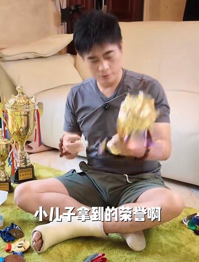 哇！真人不露相👍居然拿了19个高尔夫球冠军🏆爸爸的骄傲之情都溢出屏幕啦！陈龙