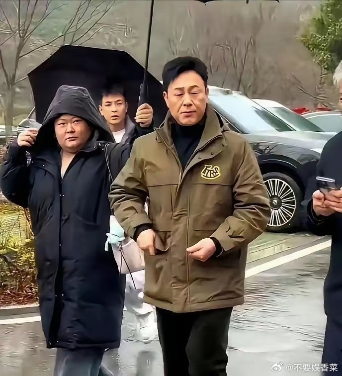 有网友拿一张图议论，张颂文身边的女助理全程给他撑伞，半边身子都淋透了，他却在一旁