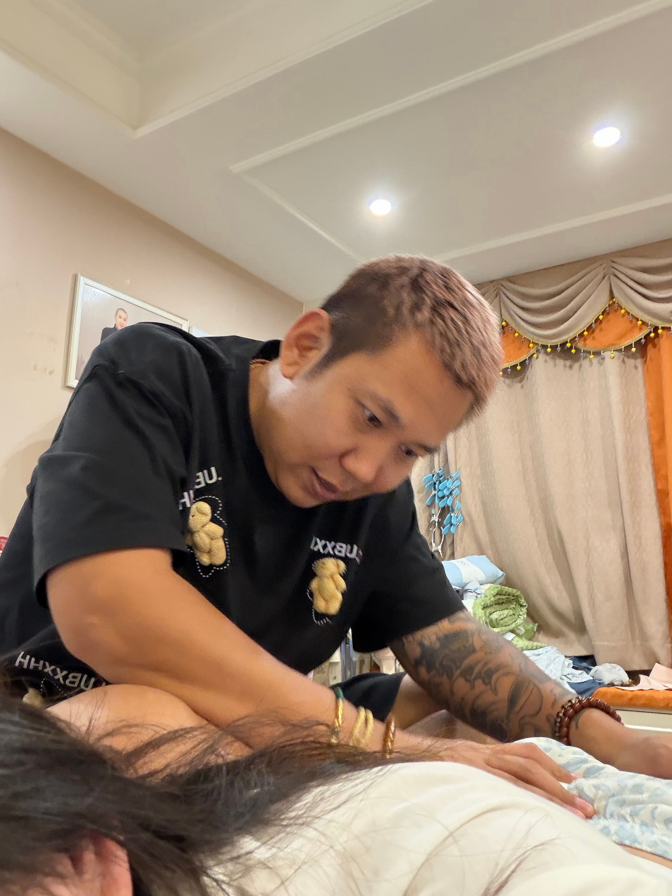 有老公就什么都有了比如：按摩师[嘻嘻][嘻嘻] ​​​