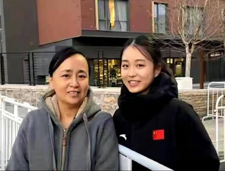 苏翊鸣的女友朱易好漂亮，朱易妈妈崔洁也是高颜值，气质优雅、端庄秀丽，妥妥的高颜值