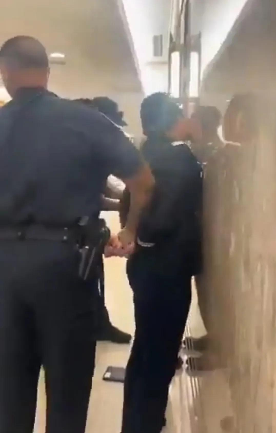 美军内部公开反对这场战争的男女军人也大有人在，但他们都被戴上了手铐带走了。美军现