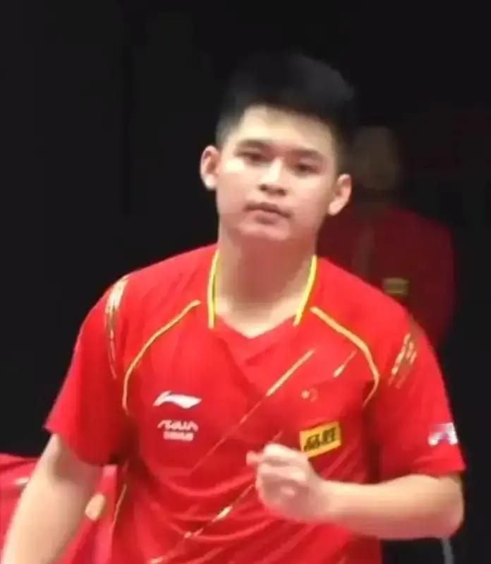 3年，他拒绝2000万
 
林诗栋把世界第一当起点，却把广告全推了。理由简单：训