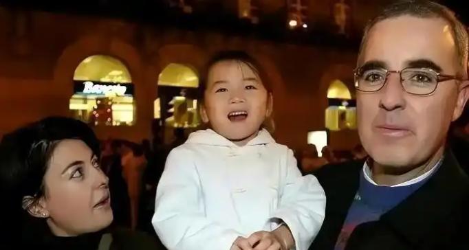 知道为什么中国禁止美国再收养中国孤儿了吧，美国人不养自己国家的流浪孩子，但万里迢