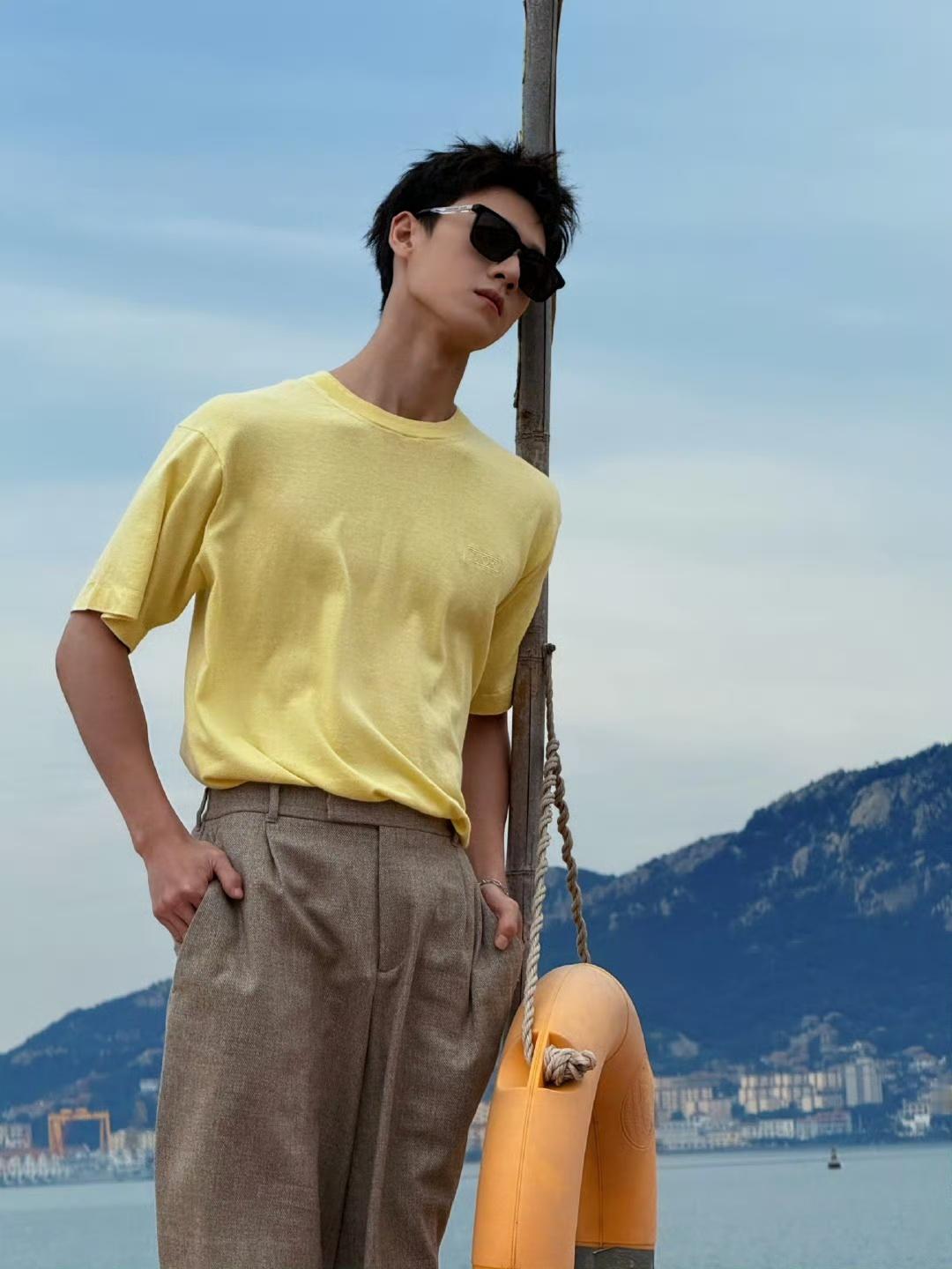 娱乐[超话]李昀锐海边look 是新鲜的小林啊！海边look好像奶黄包，软软糯糯
