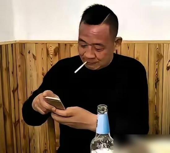 于东来有钱，但吃饭不讲究。

我开小饭馆快十二年了，见多了有点名气就端着的人，要