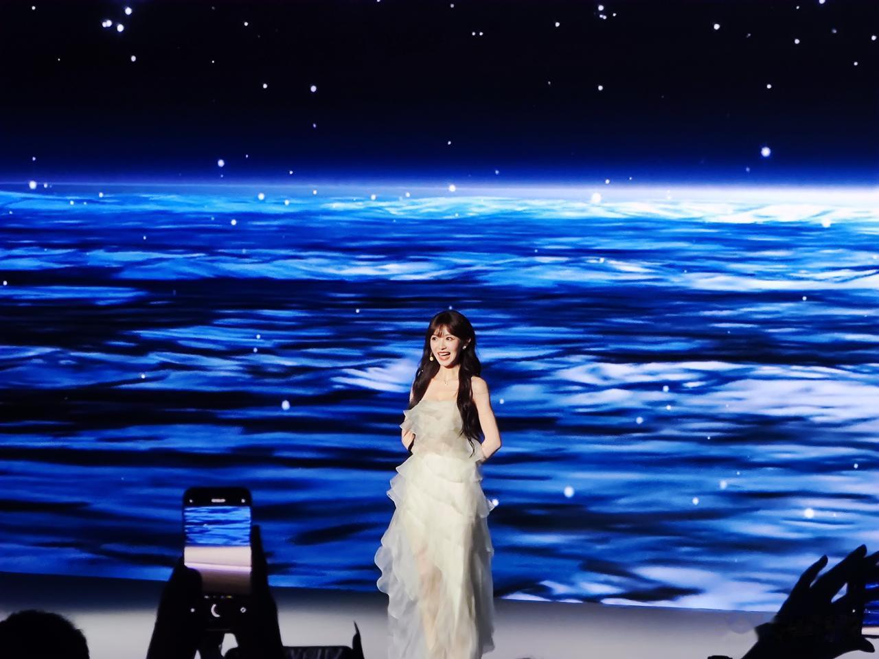 田曦薇发布了vivo S60的三款配色：初夏绿、仲夏夜和星星海！
我已经提前摸过