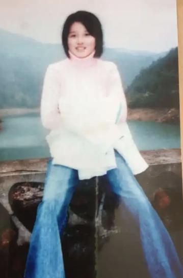 2004年，福建一名女大学生蔡伟娟神秘失踪，她的富豪父亲为找到女儿，不惜关掉生意