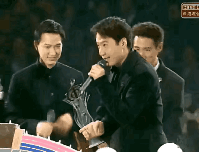 我现在总算相信，黎明是香港最帅的男人，不信你看张家辉看你们的眼神[偷笑]这简直就