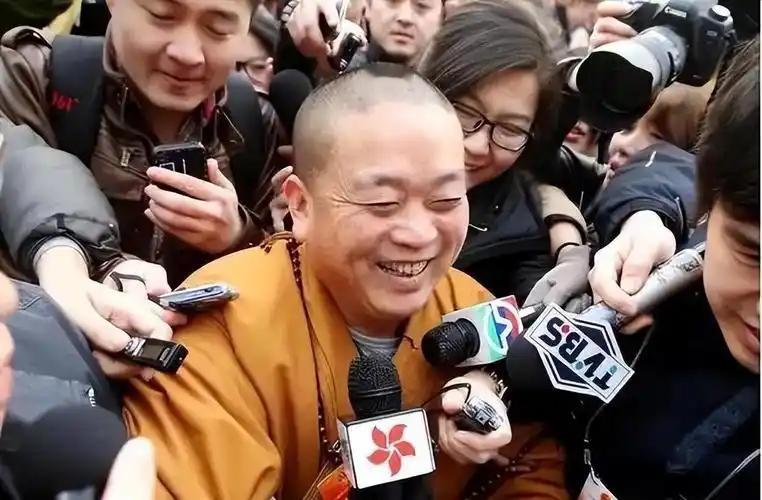 窦文涛：“记者在少林寺问一个和尚说，你们方丈被人举报你怎么看？”他的回答，让窦文