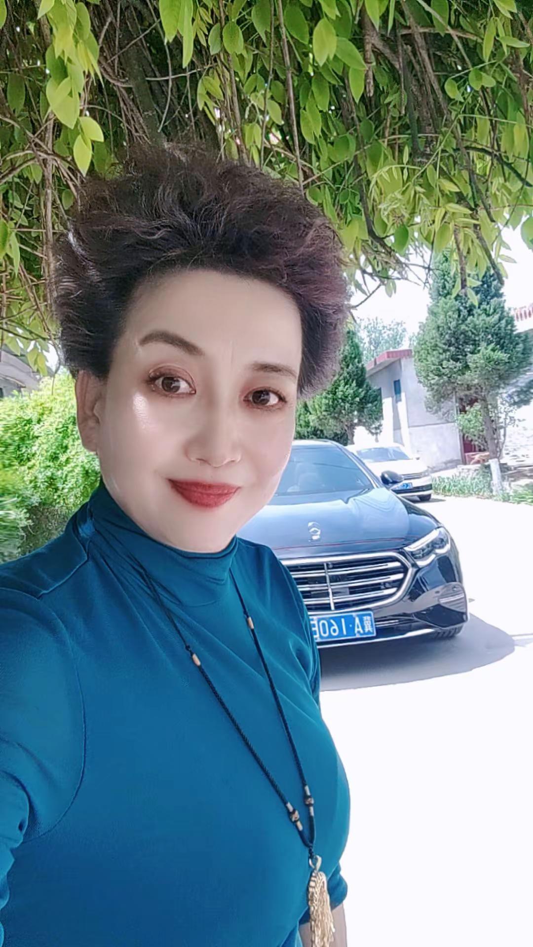 女人气质比年龄重要 精致到老是我此生的追求 自信出行每一天
