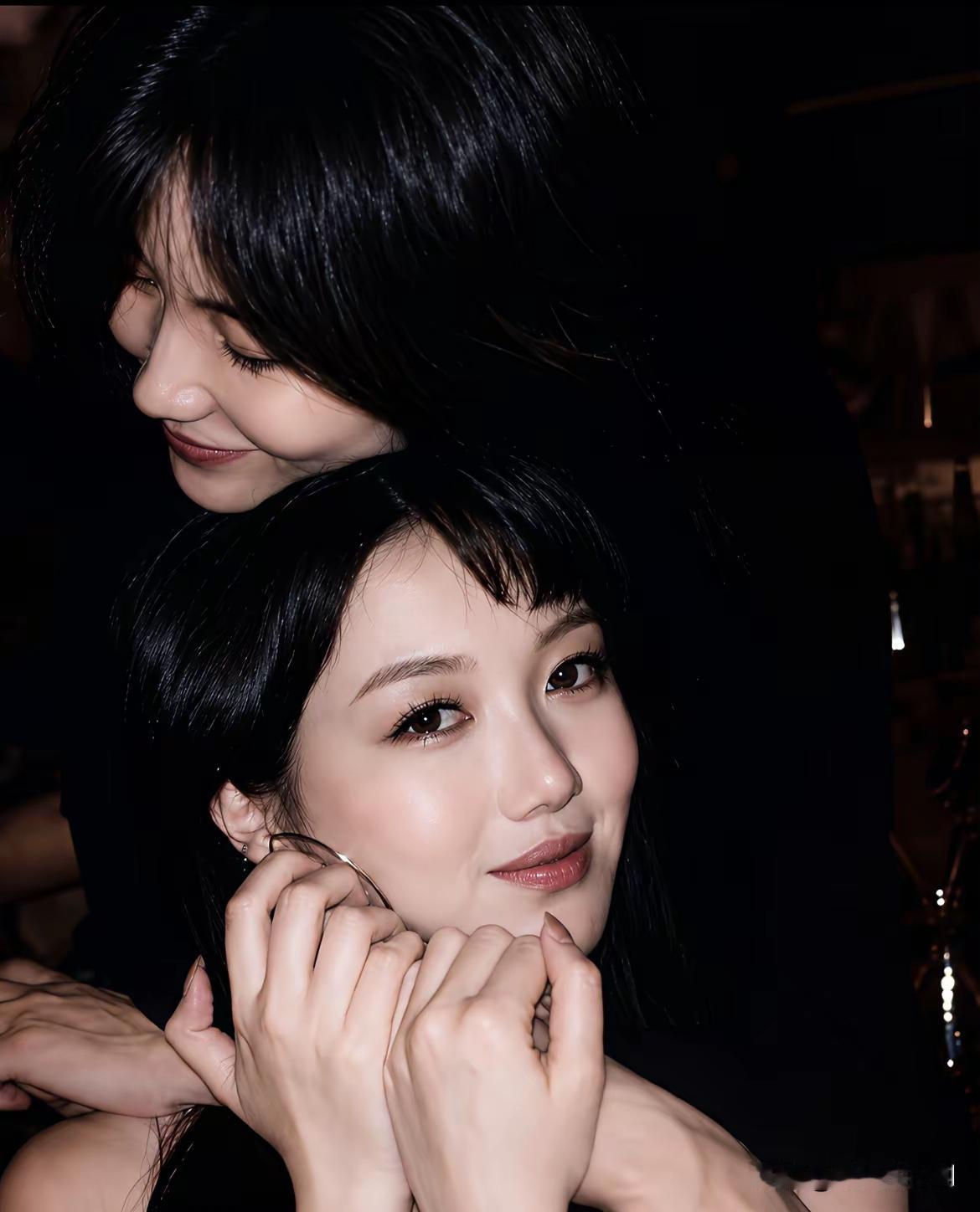 李嫣与王菲的母女情：有这样酷的妈妈，是孩子难得的底气
 
翻看王菲和李嫣的相处日