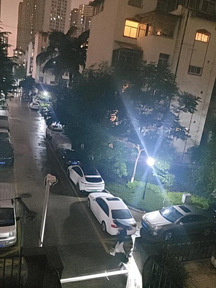 今天昆明冷得要命，还下了一天大雨。据中央气象台预报，5月10 - 11日云南多地