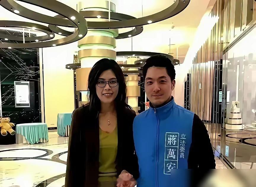 一向趾高气扬的郑女士，为什么一见到连公子就像个小学生一样的乖巧？