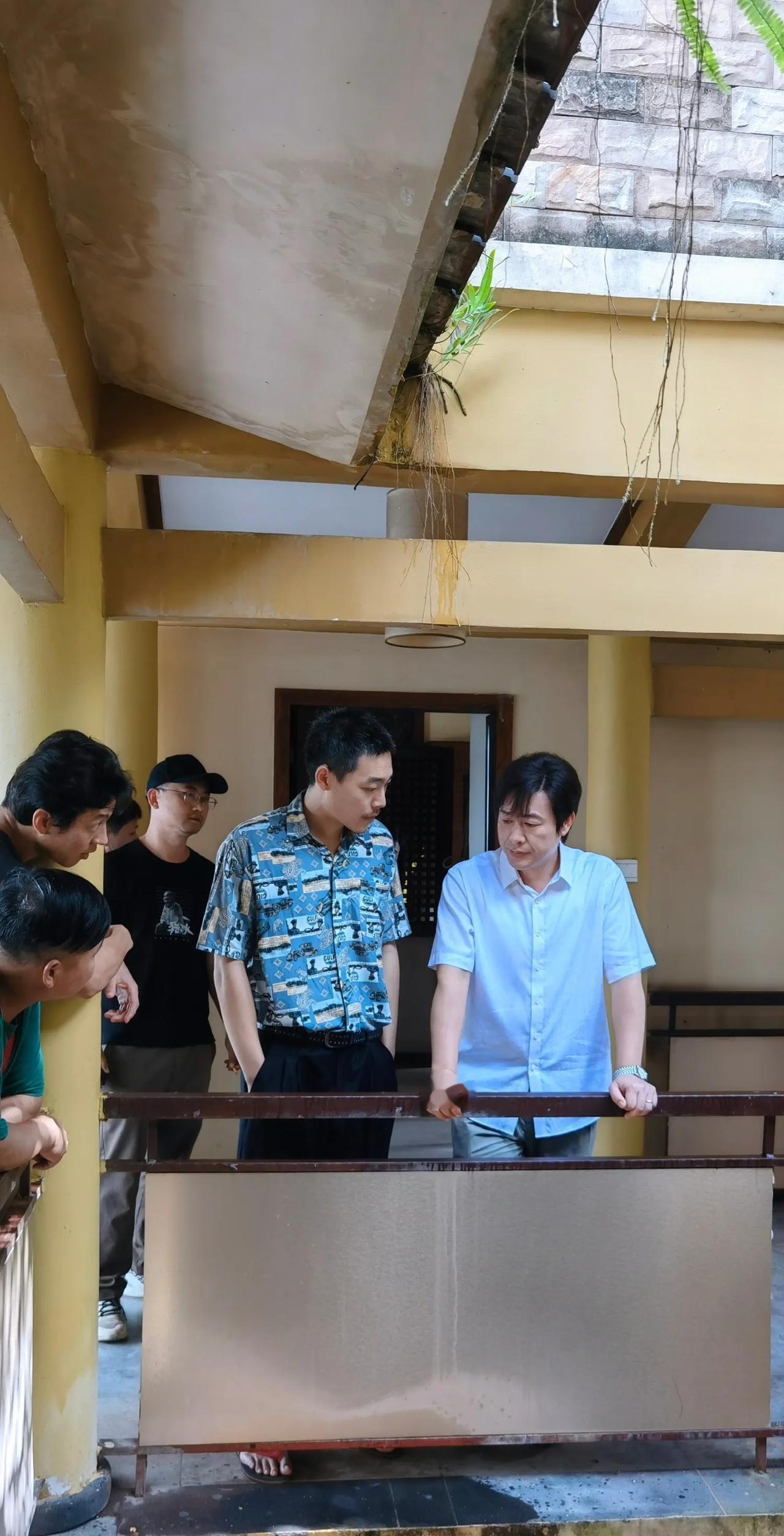 笑死人了，有网友在张颂文个人社交平台上留言：颂文老师，我也是韶关人，是化学专业的