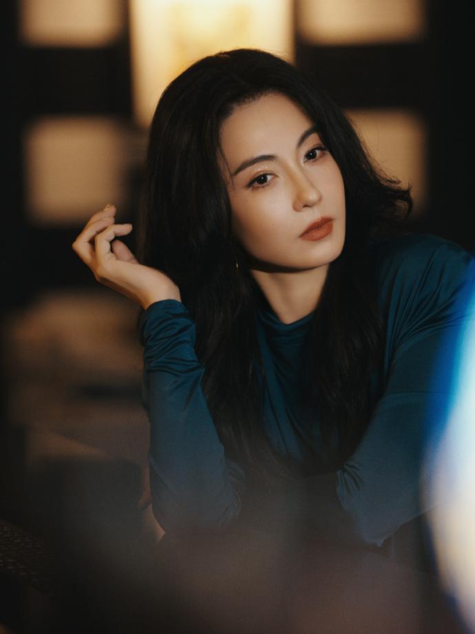 完美骨相之代表，张柏芝真的是圈内公认的难得的大美女。
充满磁性的嗓音，辩认度也是