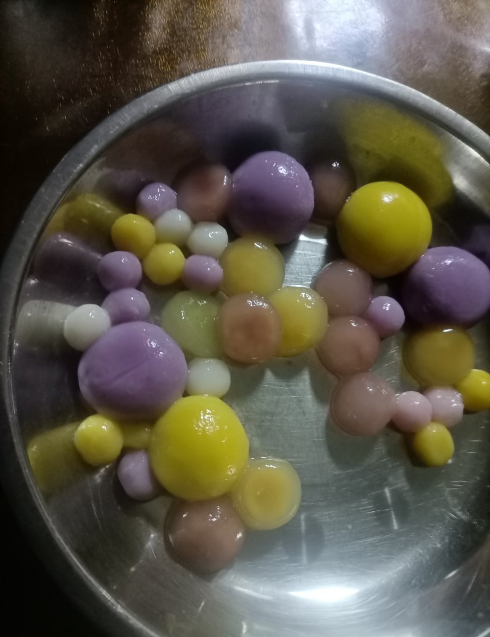 买多了，冰箱放不下了，一口气煮了四袋汤圆… ​​​