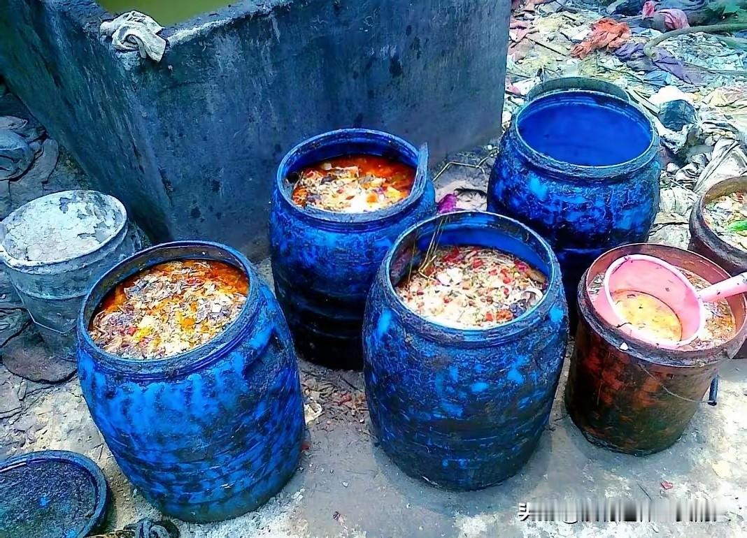 以前做餐饮，那些剩菜剩饭卖给养猪场，不仅解决了垃圾处理，又是一笔额外的收入。
