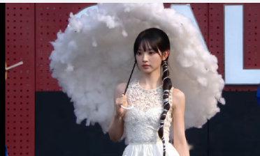 田曦薇手撑云朵伞走红毯田曦薇穿婚纱走红毯 ​田曦薇穿婚纱走红毯美上热搜！全网心跳