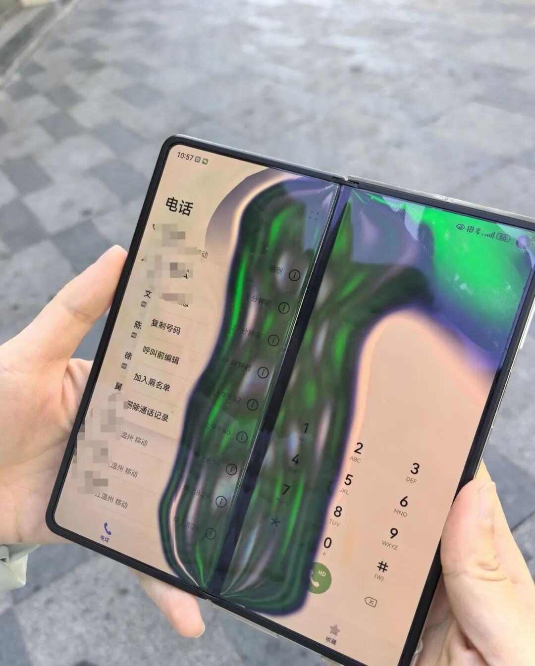 折叠屏到了东北变“碎碎冰”？多名网友吐槽手机屏幕被冻坏