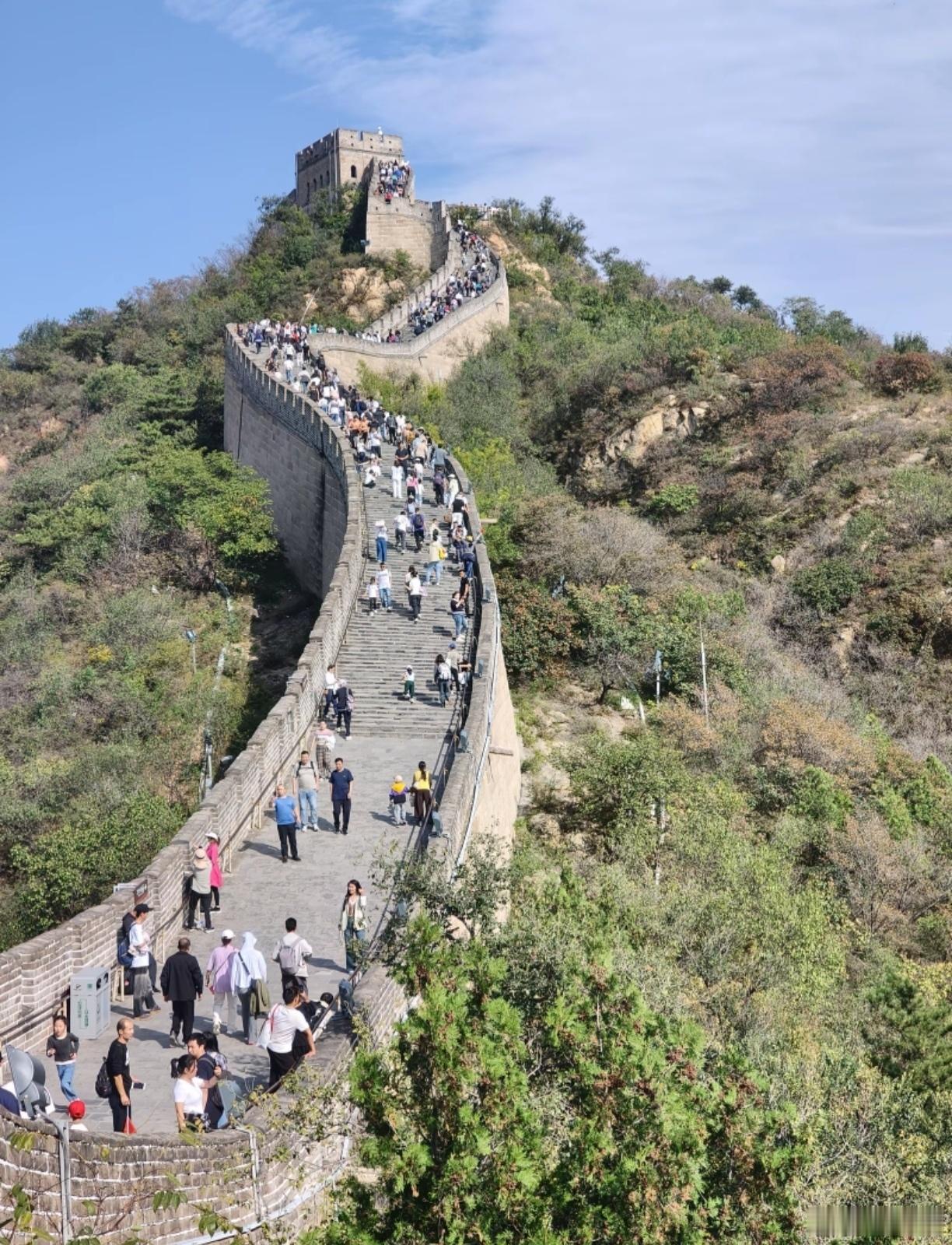 昨天去长城旅游的VS今天去长城旅游的都是国庆爬长城，待遇可就差多了[允悲]昨天2