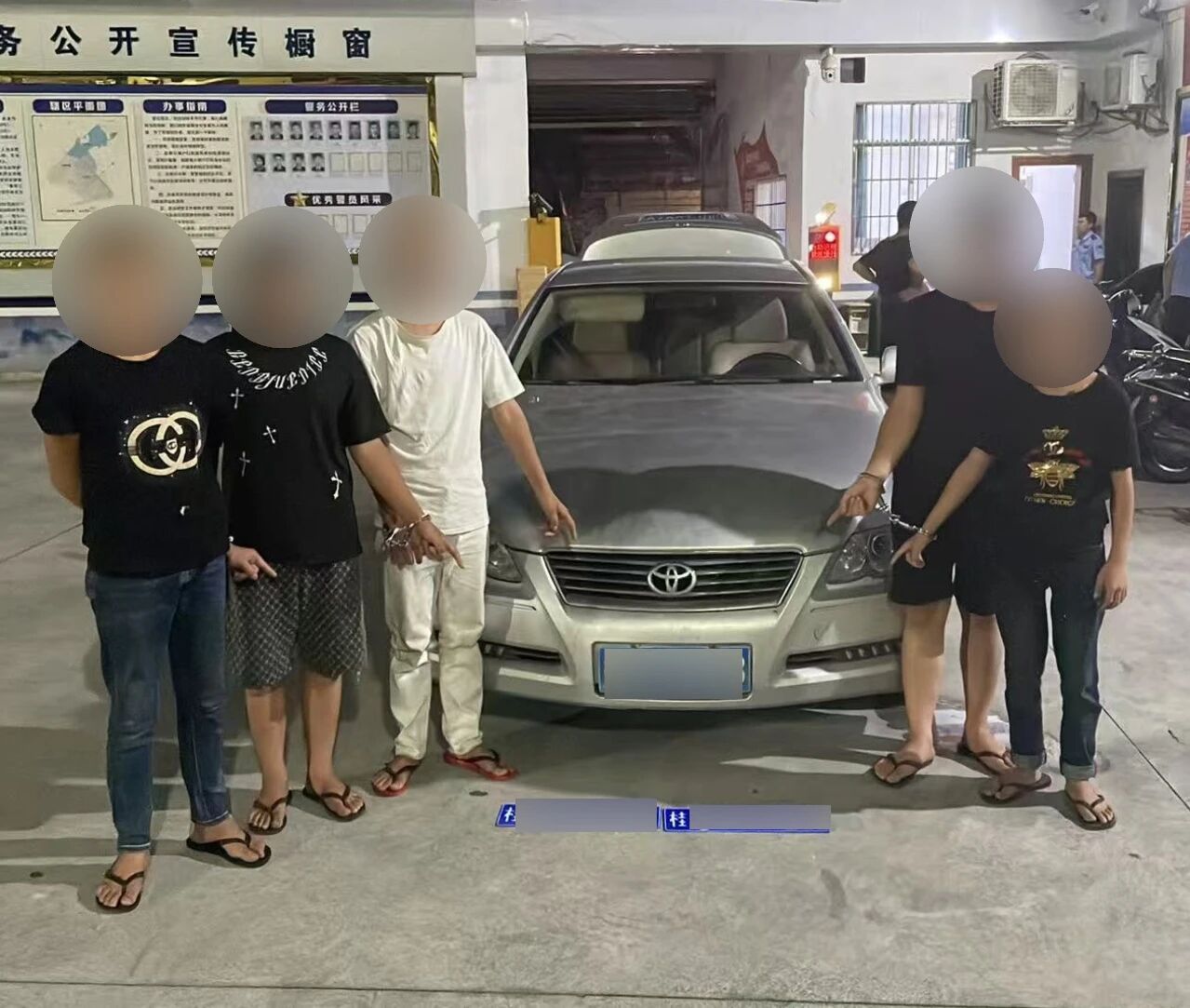 近日，玉林玉州公安民警破获一起盗窃车内财物案，抓获涉案人员5人查获涉案轿车1辆、