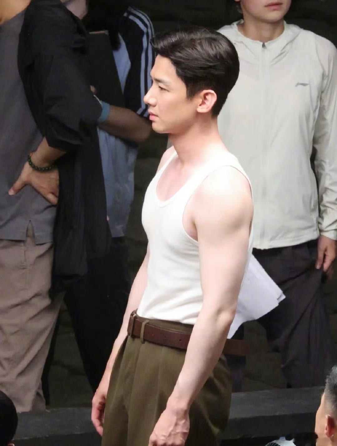 白敬亭战争与人白背心造型，所有人来品鉴这个童家霆的肌肉线条💪🏼 