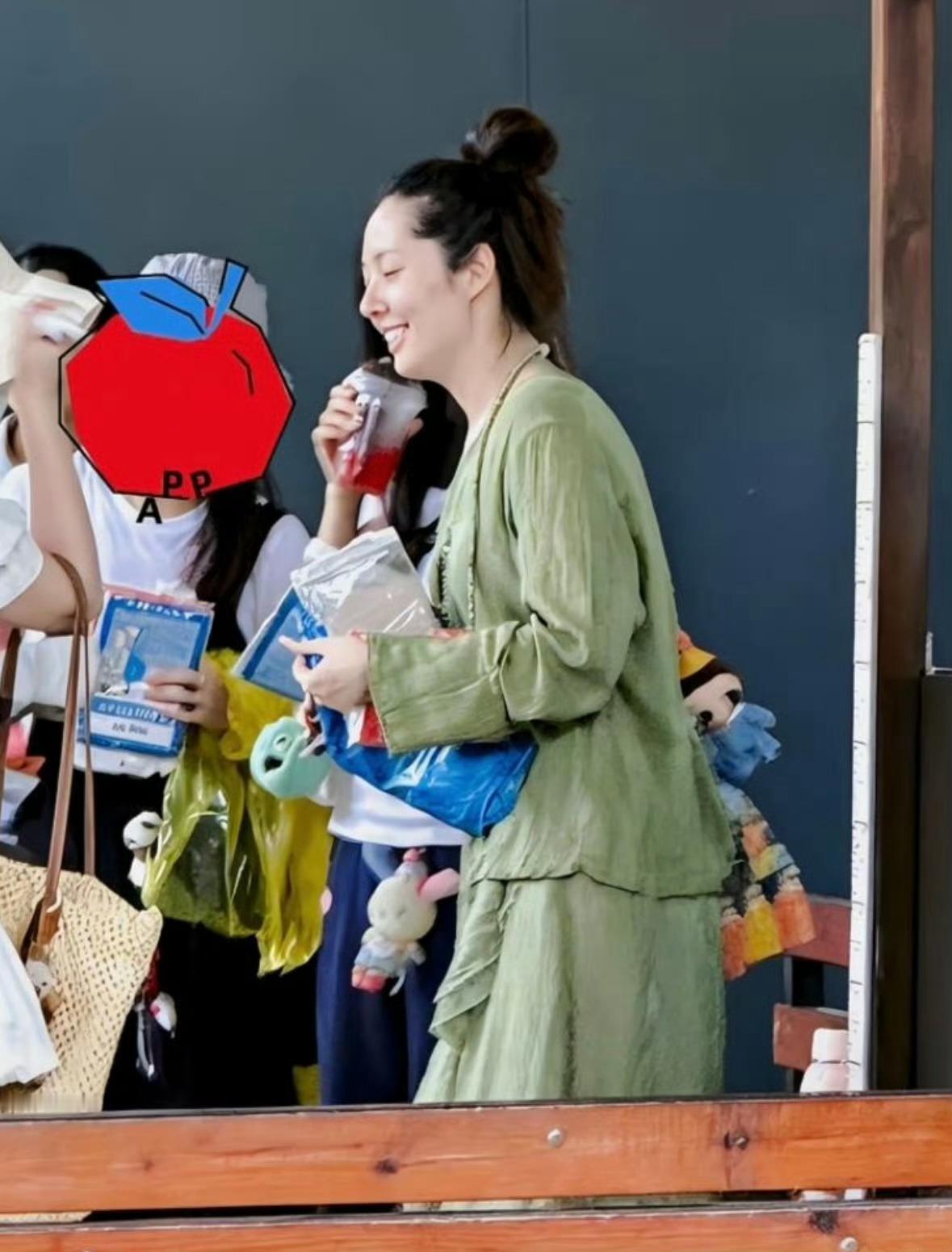 44 岁郭碧婷和家人现身西双版纳旅游被偶遇，她穿着一件绿色连衣裙，扎着丸子头，看
