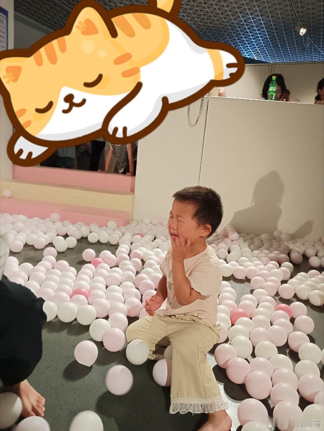 啊啊啊，我可不要带这个小孩出远门了！！昨天睡到下午七点多，出门逛了个夜市，回来晚