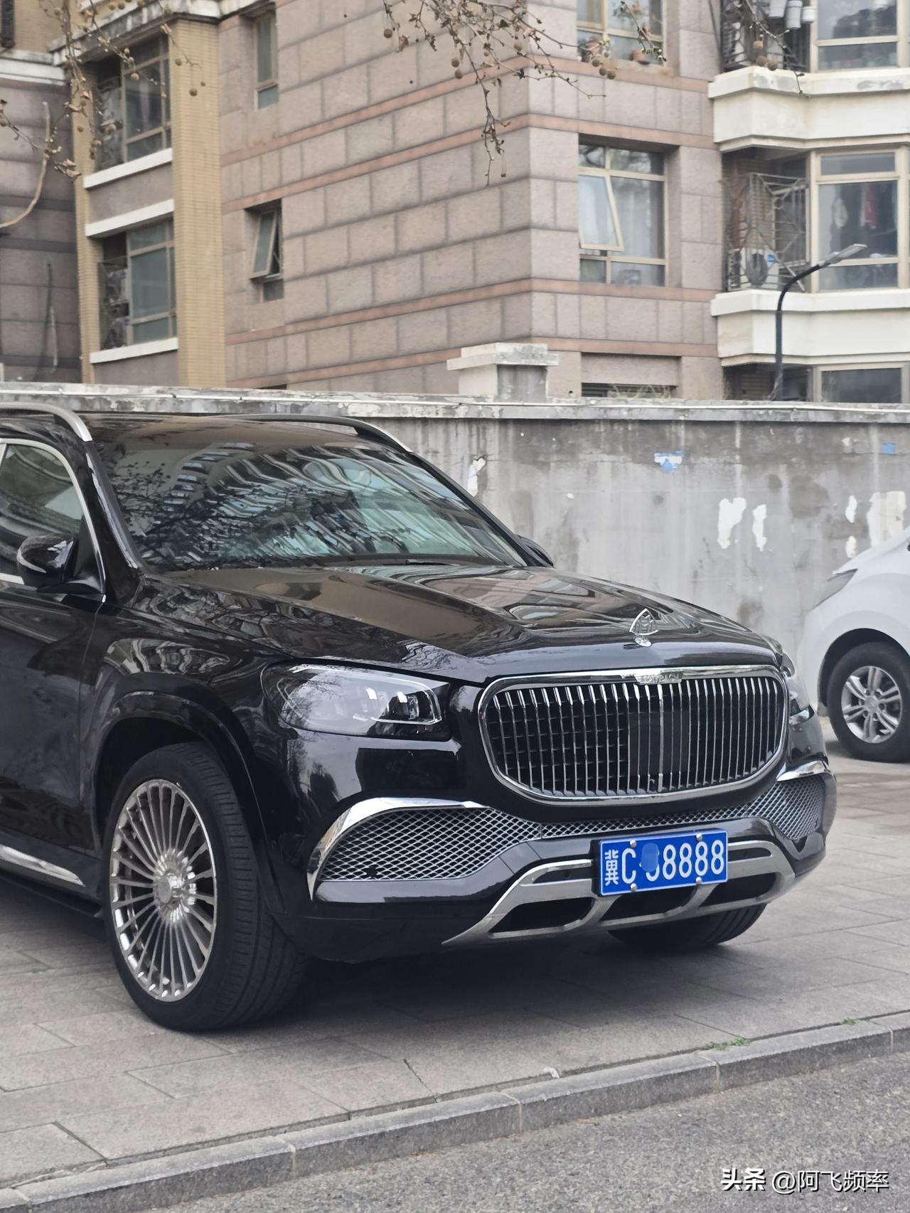 秦皇岛刀枪炮啊 迈巴赫配上好几个八车牌迈巴赫标志