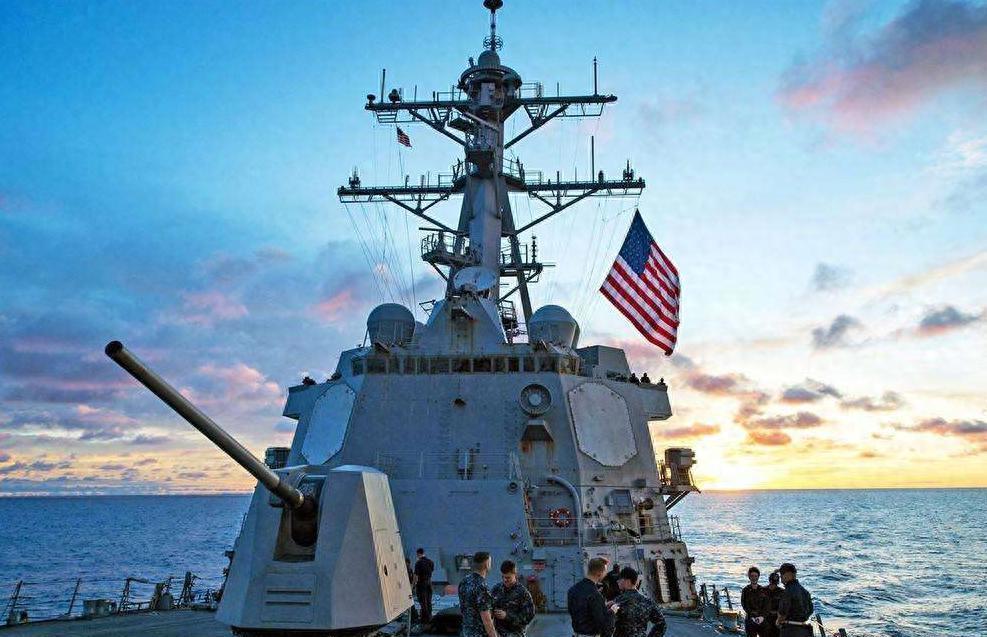 国庆假期里，远方又传来炮火声。
美军在委内瑞拉附近海域动手了，说是打击“贩毒船只