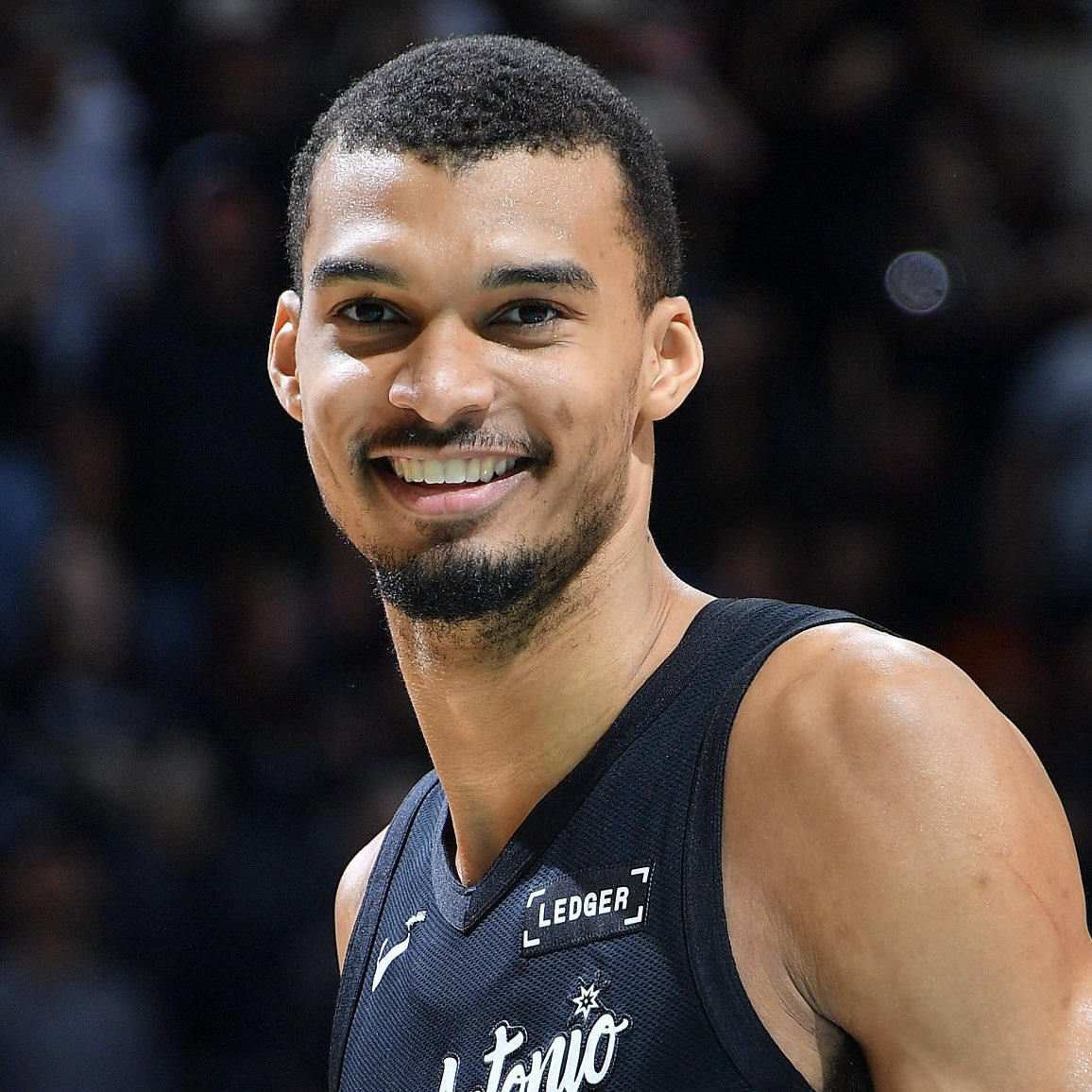 马刺锁定西部前二 雄鹿正式无缘季后赛 马刺127-95大胜雄鹿。马刺56胜18负