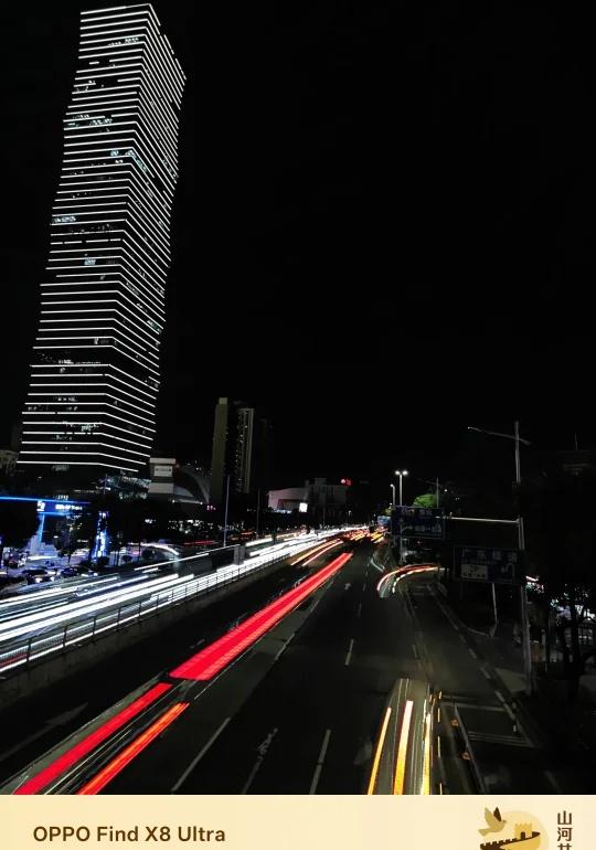 城市夜光下的魅影
城市车水马龙，OPPO影像大赛 OPPOFindX8Ultra