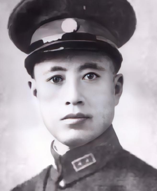 1950年，"大汉奸"夏文运被按在审问室，刚骂完他"卖国贼"，他突然掏出块磨破的