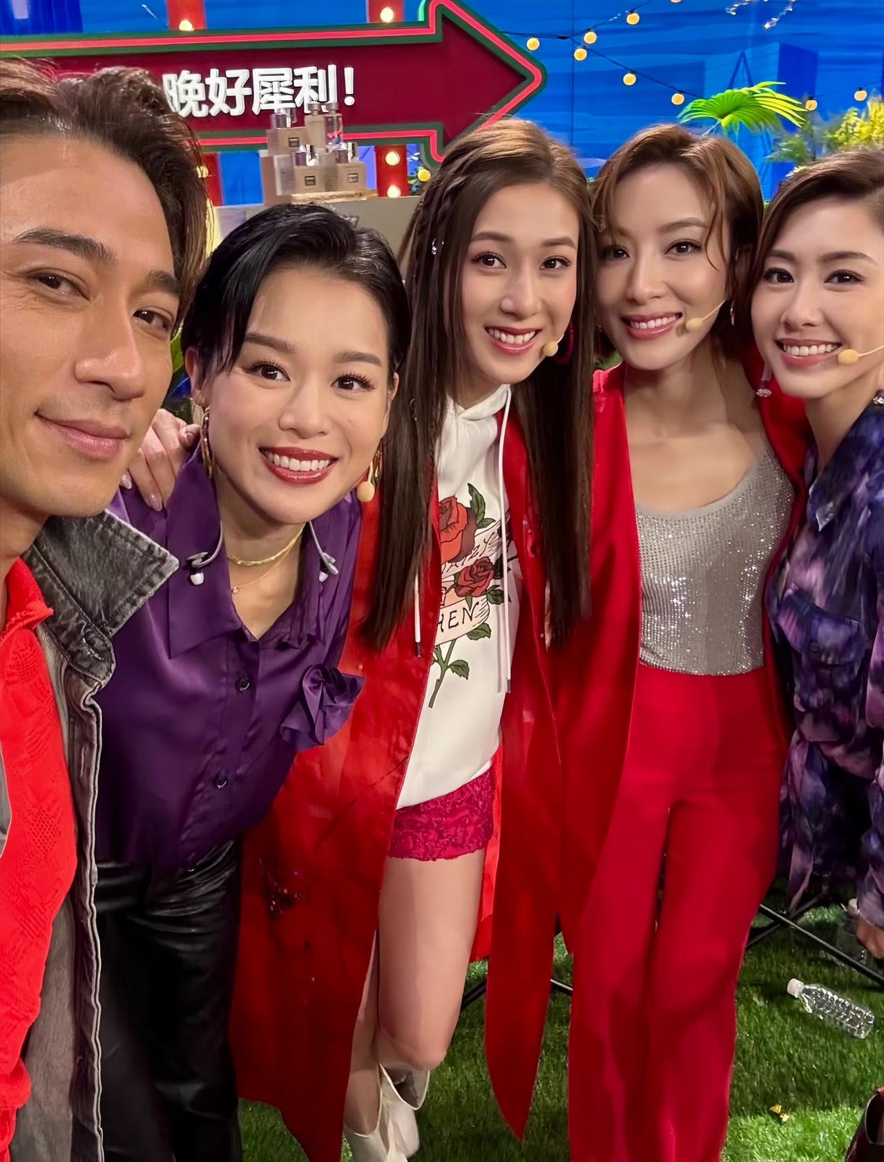 这张合影回忆满满，曾经港剧里面的俊男靓女，四位大美女保养的真好啊。

吴卓羲的皮