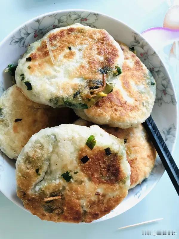 在屋里闷得慌
现在打伞出去一下
掐些韭菜
做几个饼韭菜饼去
反正没事干
自己动手
