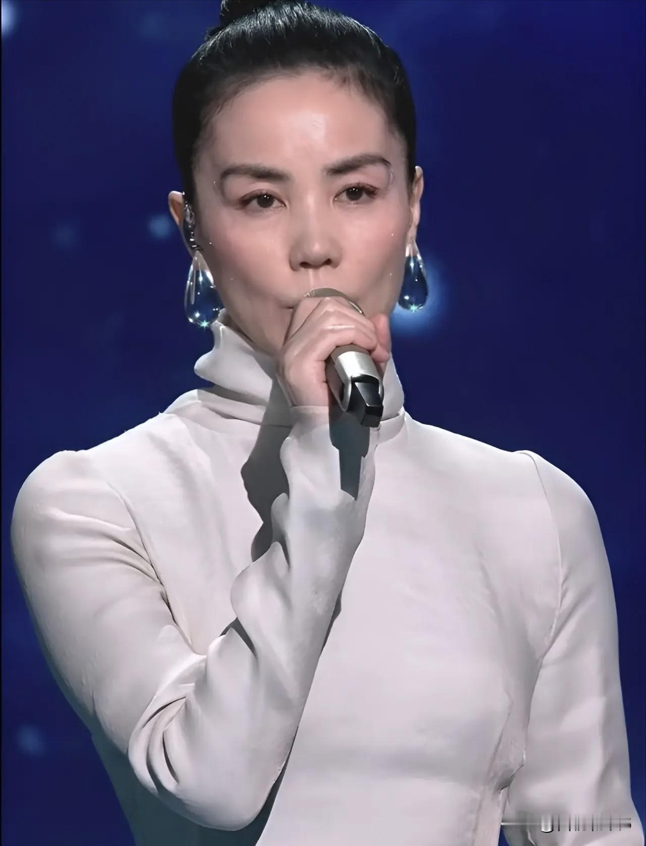 王菲的妆容，又被吐槽了，很多人在问，是谁给天后画的眉毛？这眉形也太奇怪了。
说实