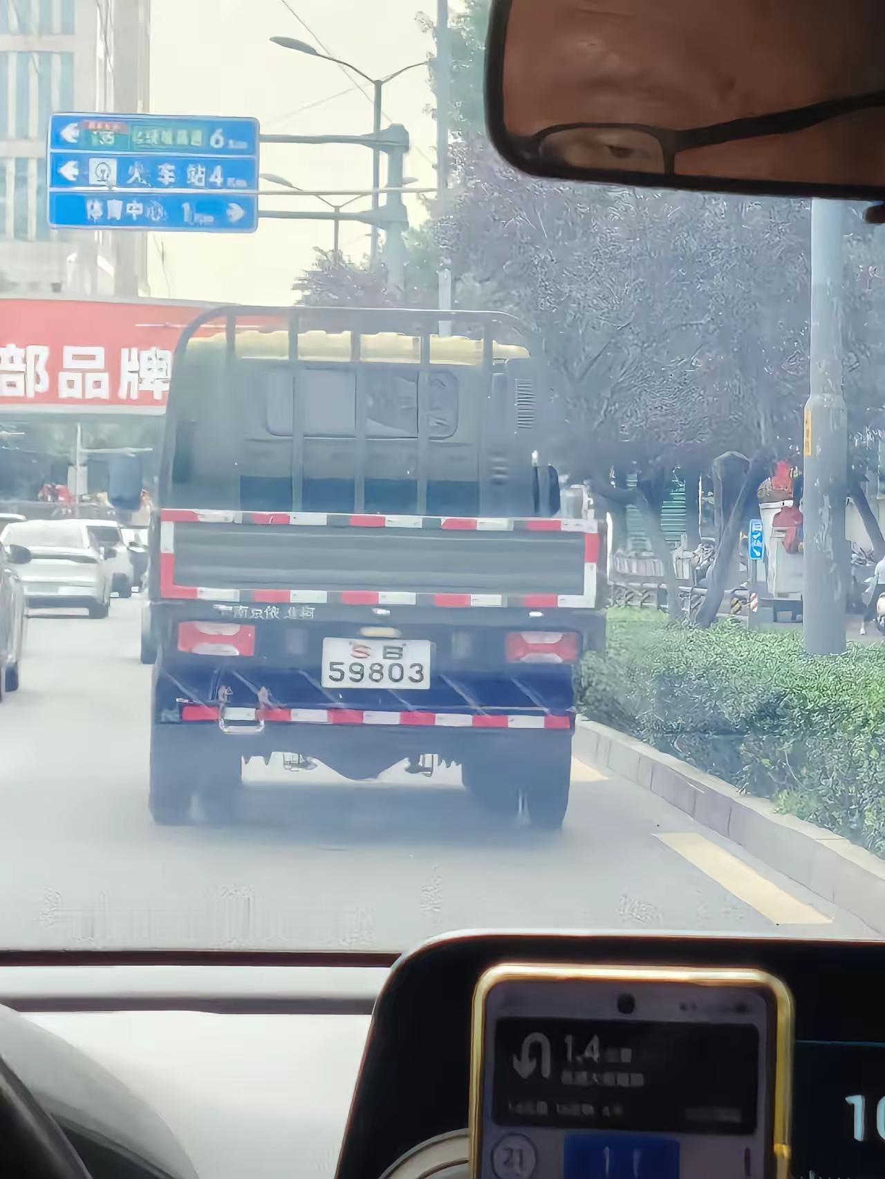 南京依维柯的军车，还是第一次见，军车一般不都是陕汽、解放、重汽这些重卡厂家生产的