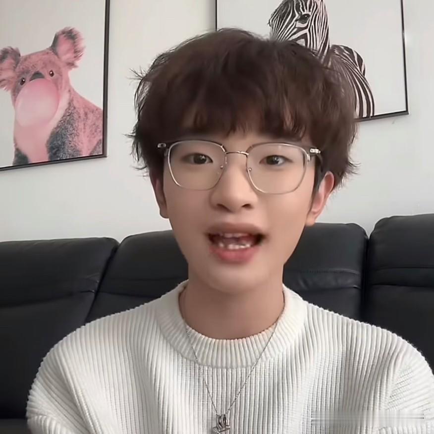 “钟美美”这个小男孩，我很欣赏他。
他头脑清晰、语言表达能力也很强，有表演天赋、